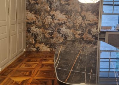 Pose du papier peint Dioré pour donner du caractère à une pièce de vie.