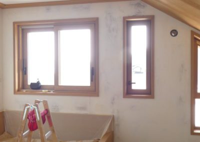 Ponçage et enduisage d'un mur avant décoration.