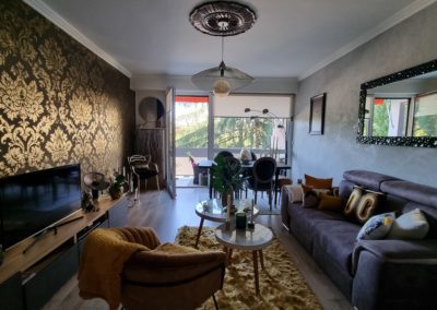 Un salon complètement réaménagé à l'aide de papier peint baroque.