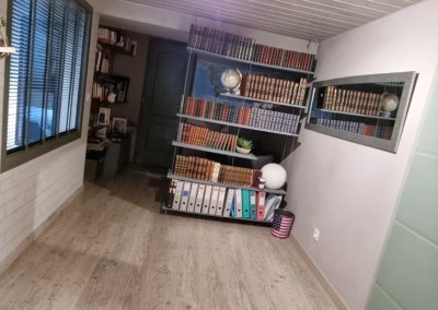 Photo d'une bibliothèque bientôt réaménagée en chambre de bébé.