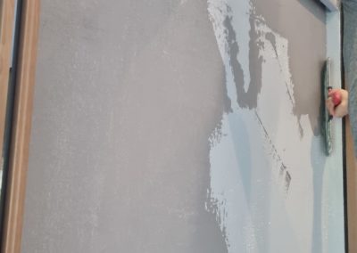Préparation du mur avant de recevoir les premières couches de peintures.
