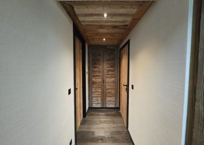 Corridor intermédiaire avec papier peint Misha blanc.