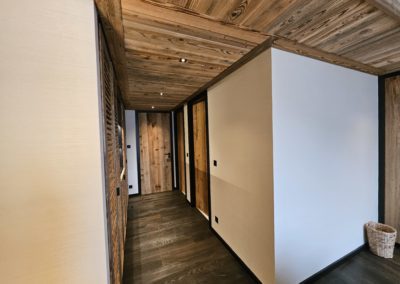 Vue d'angle d'une chambre d'hôtel habillée du papier peint Misha