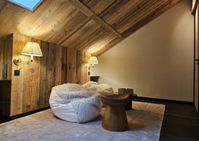 Un petit espace de détente, cosy avec le papier peint Misha blanc.