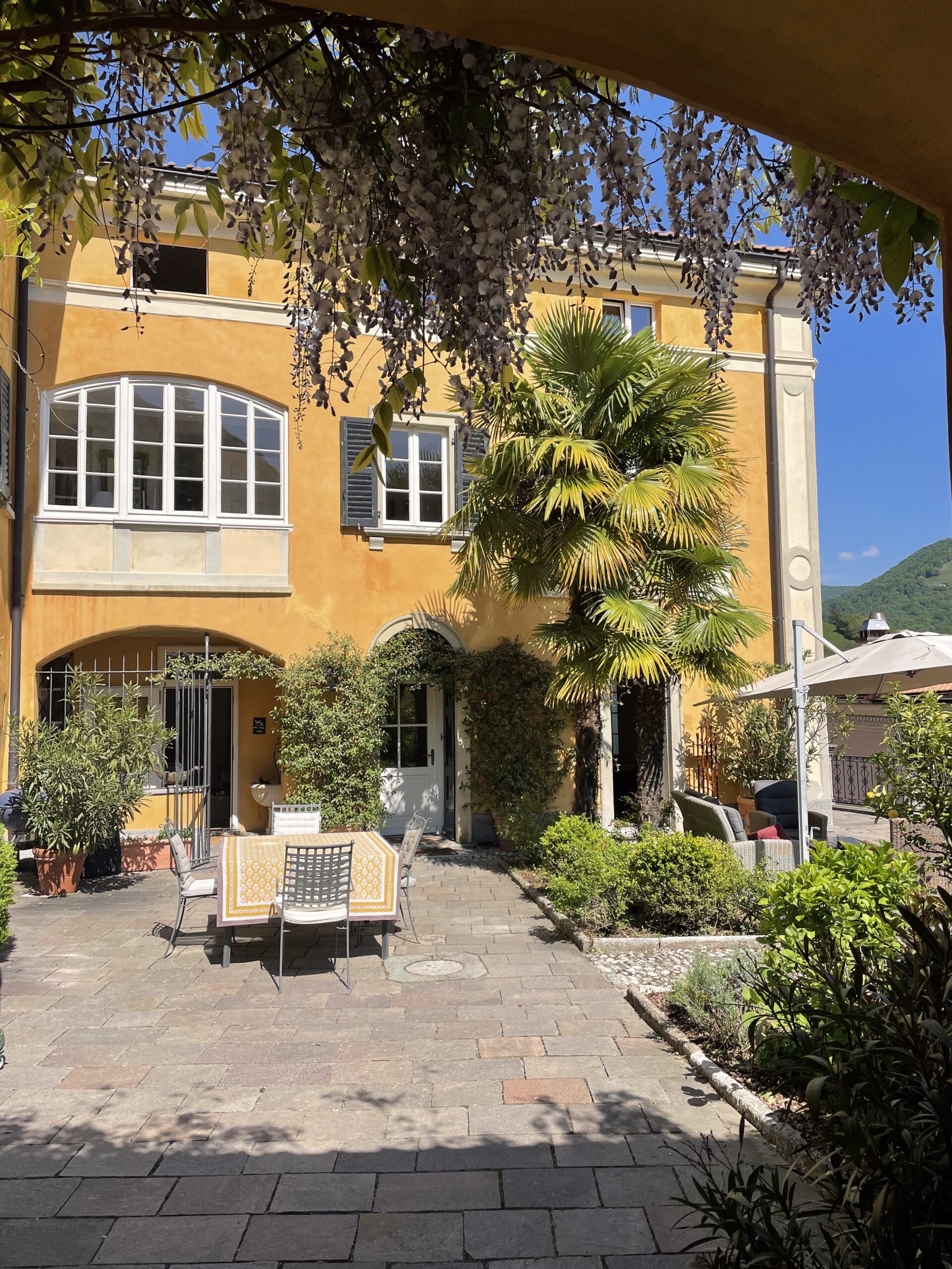 Une commode restaurée avec un trompe l'œil en marbre noir.