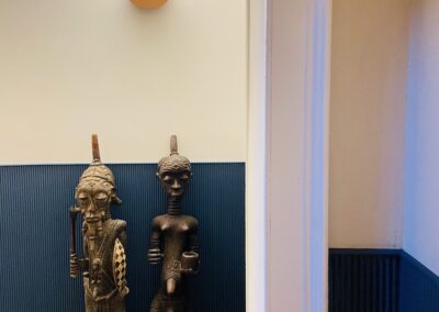 Couloir menant à une chambre, repeinte par nos soins et sublimant le soubassement installé également par Mont de mars.