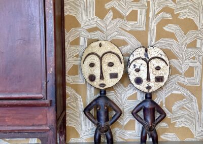 papier peint ARTE kailua- Pollen- 81504, proposant un motif en vinyle sur papier, reproduction de petits bouts de rotin incrustés sur le tissu.