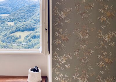 Photo mettant en valeur la vue superbe présente dans la vallée de Muggio. Vue qui est en parfait harmonie avec le papier peint choisi par spazio interior design et impeccablement installé par Mont de Mars.
