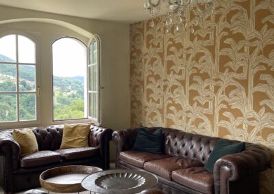 Un fumoir superbe, symbole de mœurs d'un autre temps magnifié par la pose d'un papier peint et la peinture au sol et aux murs.