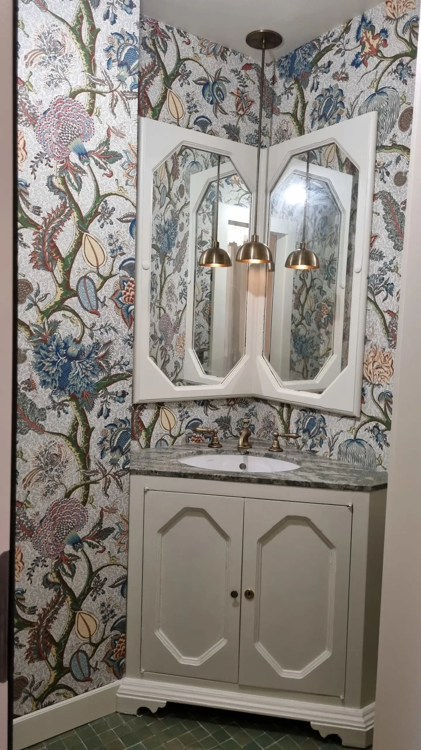 Un papier peint Pierre Frey inspirés par des documents historiques, conservés dans des lieux prestigieux tel que le château de Versaille.