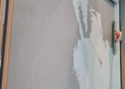 Préparation du mur avant de recevoir les premières couches de peintures.