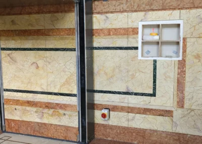 Zoom sur un faux marbre réalisé aux pinceaux.