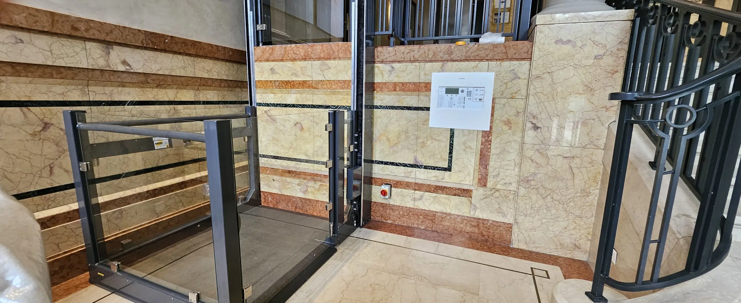 Vue de côté de l'effet d'optique réalisé à la main. effet d'optique artisanal réalisé au pinceau.