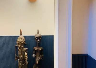 Couloir menant à une chambre, repeinte par nos soins et sublimant le soubassement installé également par Mont de mars.