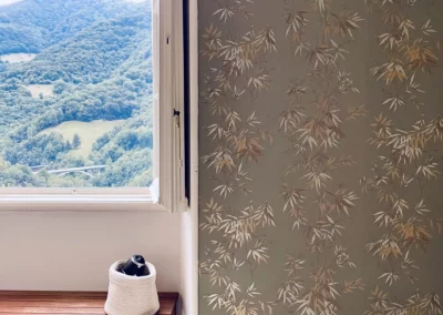 Photo mettant en valeur la vue superbe présente dans la vallée de Muggio. Vue qui est en parfait harmonie avec le papier peint choisi par spazio interior design et impeccablement installé par Mont de Mars.