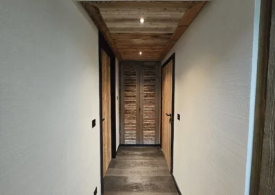 Corridor intermédiaire avec papier peint Misha blanc.